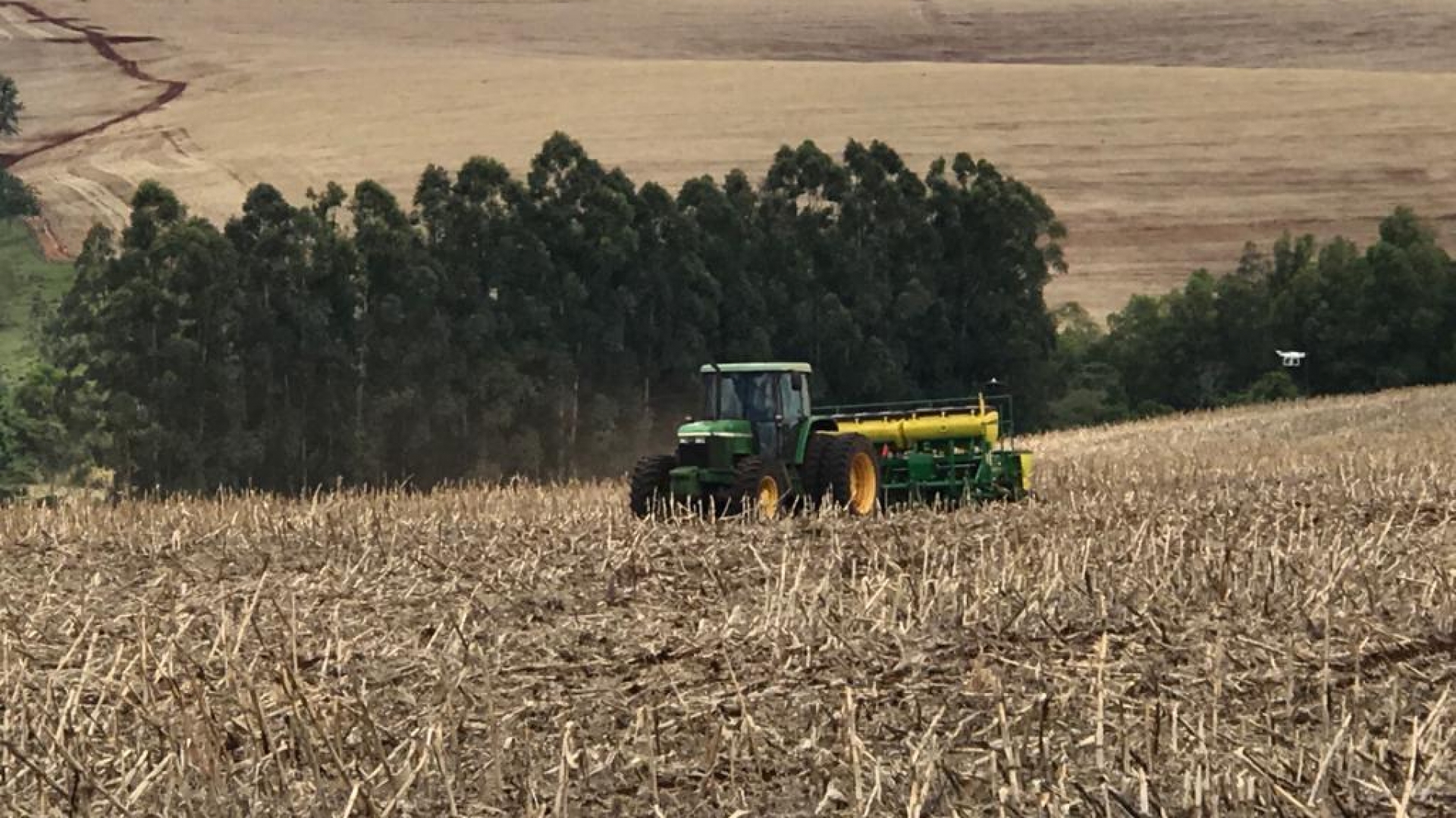 Choveu bem e produtores aguardam para retomar semeadura